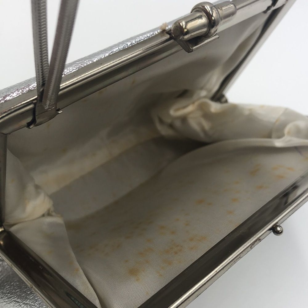 Vintage Silver Handbag with silver hardware handle and top snap closure - Picture 3 of 7